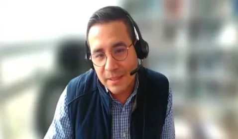 Miguel Barbosa López exponiendo sobre las denuncias por mineria de cobre en el monitor regional.