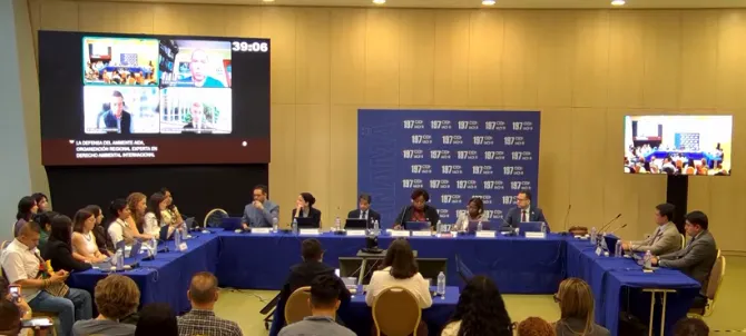 Mesa de debate de la CIDH analizando las denuncias por mineria de cobre y litio en Sudamérica.