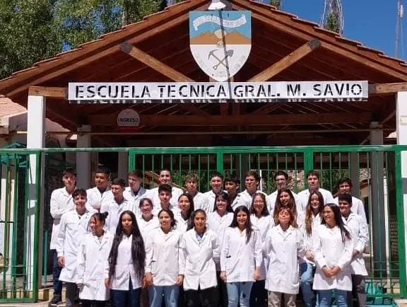 Alumnos de la escuela Savio posando para una foto.