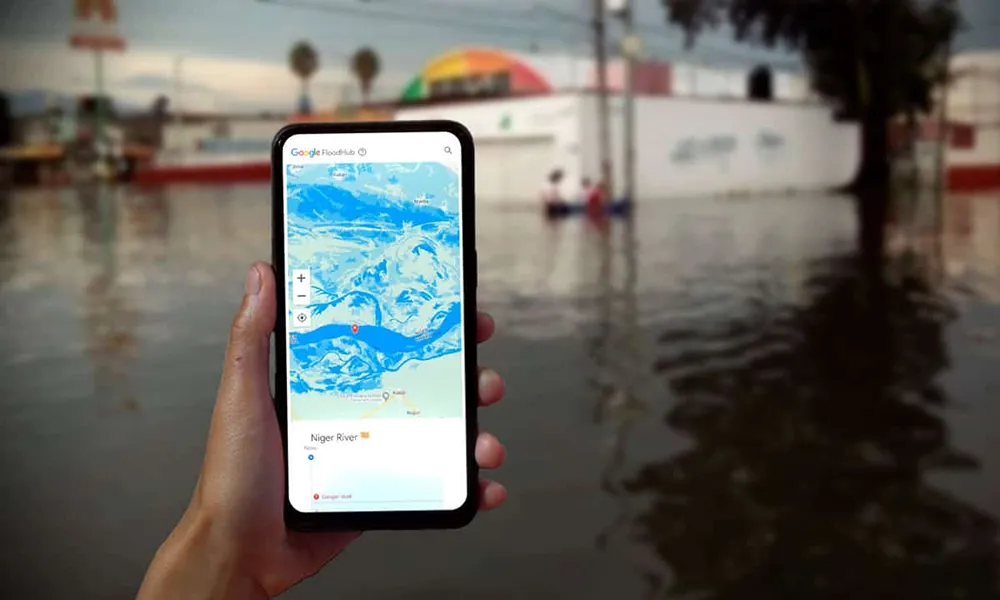 innudación y en primmer plano un celular con un mapa