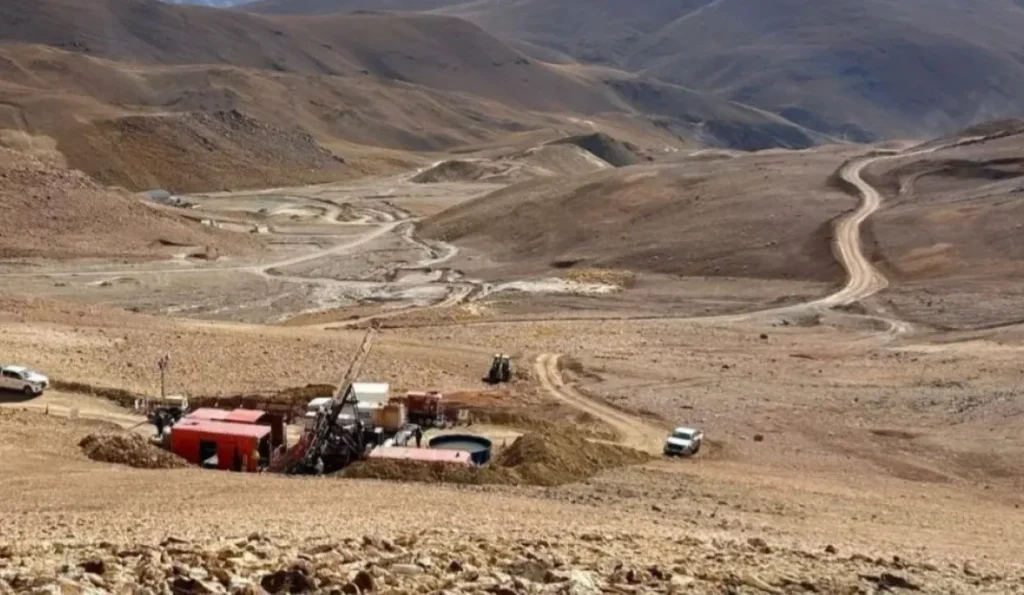 Máquina de perforación diamantina explorando objetivos de oro y cobre en la cordillera de Salta.