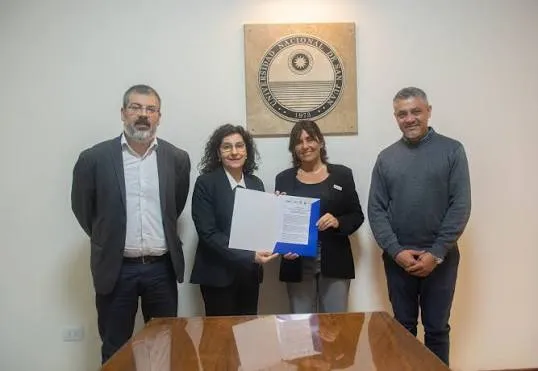 Autoridades de la FFHA y del IPEEM durante la firma del acuerdo de capacitación en geografía minera