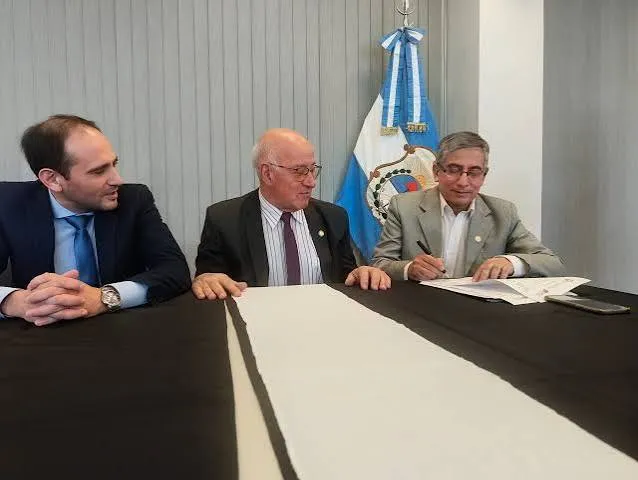 Tadeo Berenger, Lucas Castro y Mario Estrada durante la firma del convenio para crear el mapa geofísico del subsuelo en San Juan.