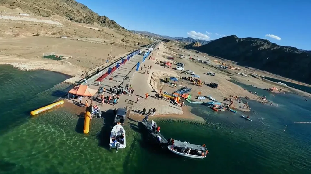Vista panorámica de la zona de transición e infraestructura técnica montada para el triatlón en el dique.