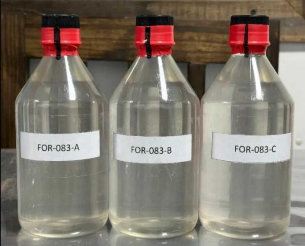 Botellas precintadas de salmuera de litio del pozo 8 en Salar de Jama.