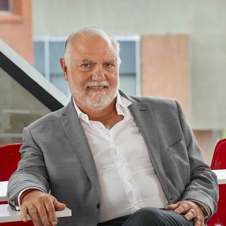 presidente y fundador de Siglo 21, Juan Carlos Rabbat,