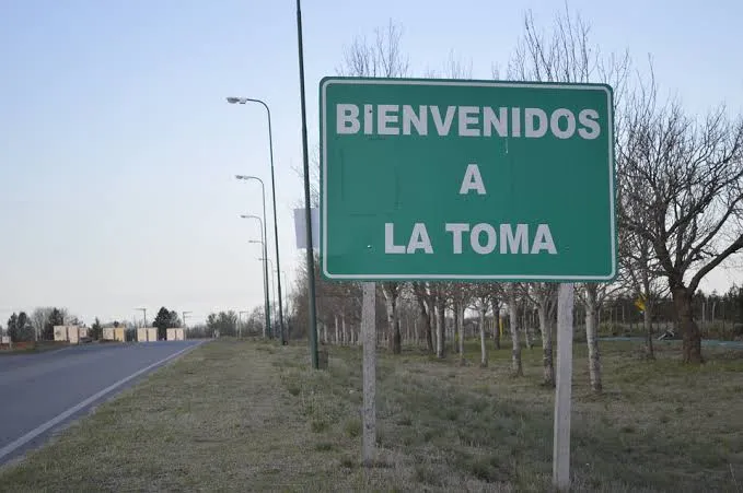 Cartel de bienvenidos a La Toma en la entrada al municipio.