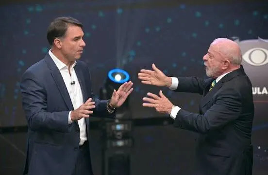 Lula da Silva y Flavio Bolsonaro durante el debate presidencial cruzando propuestas sobre soberanía y control de plataformas digitales.