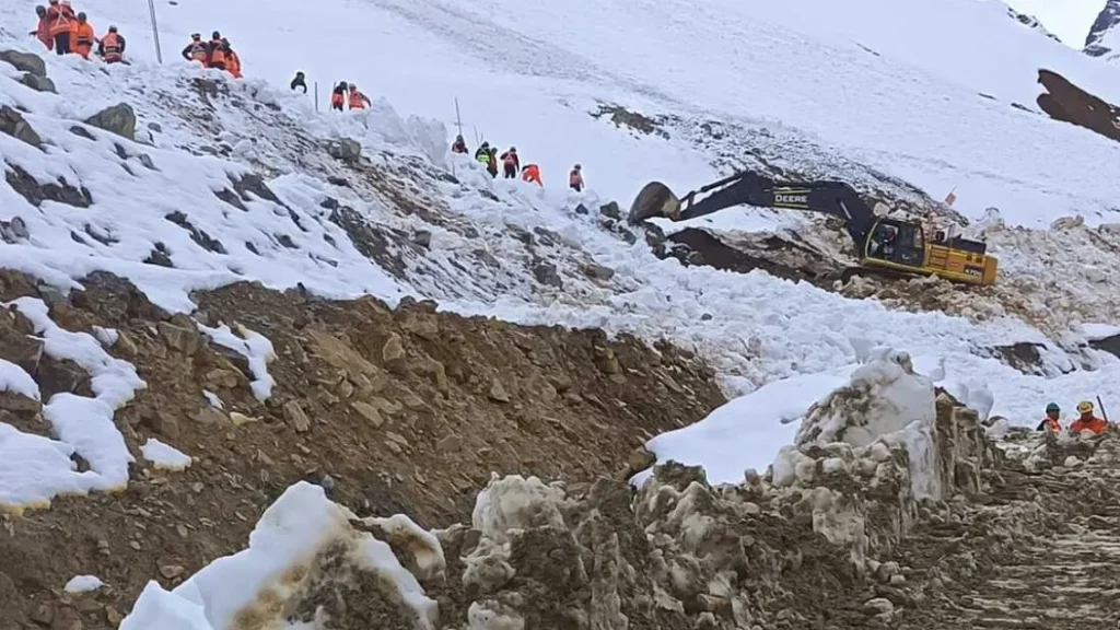 labores de rescate tras el alud en el Teniente, chile