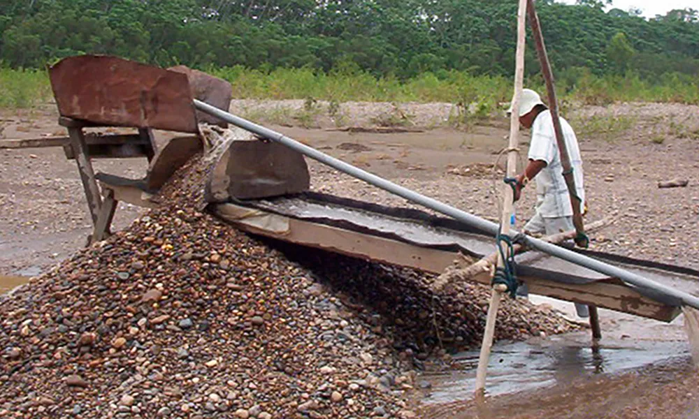 desarrollo de mineria artesanal en la orilla de una cuenca de agua en peru
