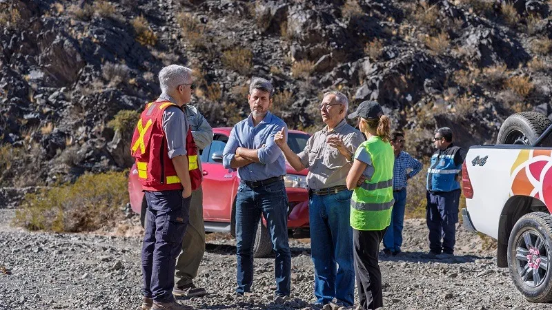 Personal del Ministerio de Minería realizando inspecciones en el campo.