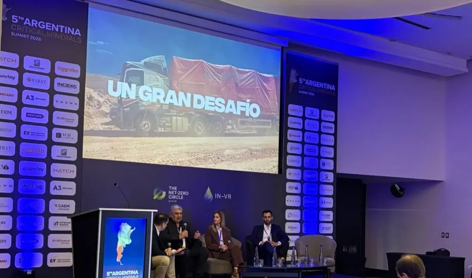 Disertantes del panel de infraestructura y logística minera durante la cumbre en Buenos Aires.