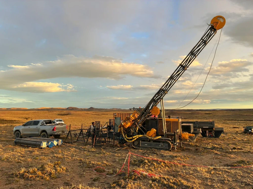 Más exploración en Santa Cruz: consiguen financiamiento internacional para buscar oro y plata en la meseta
