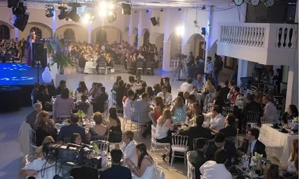salon de eventos colmado de personas