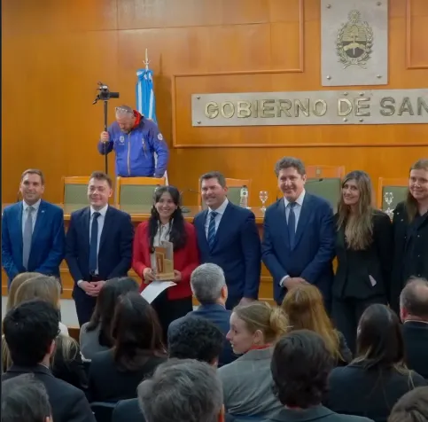 Autoridades de gobierno, junto a algunos de los premiados