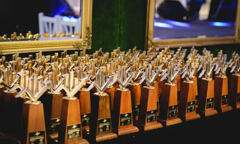 ACERO Y ROCA será distinguido con el Premio «Mérito Empresarial» en esta nueva edición 2026-2027 por su labor informativa en minería