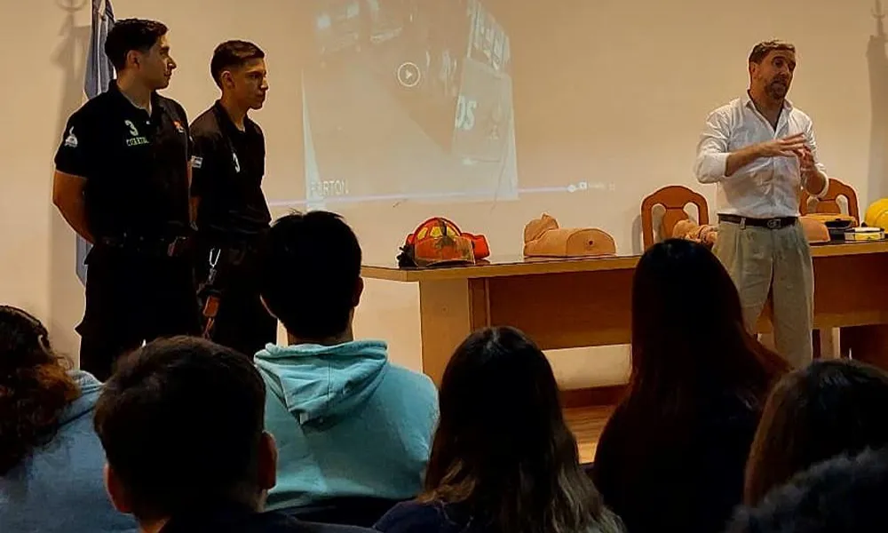 ramiro molina dinctando una clase junto a bomberos 