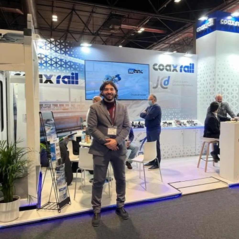 Representante de COAX durante una feria minera