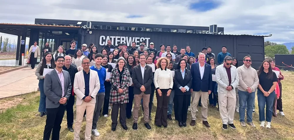 Autoridades y estudiantes en la empresa caterwest
